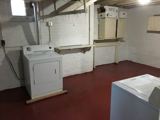 Building Photo - Available now!  517 S. 35th St.  4 Bedroom, 2 Bath Great Midtown location, 1 car garage.