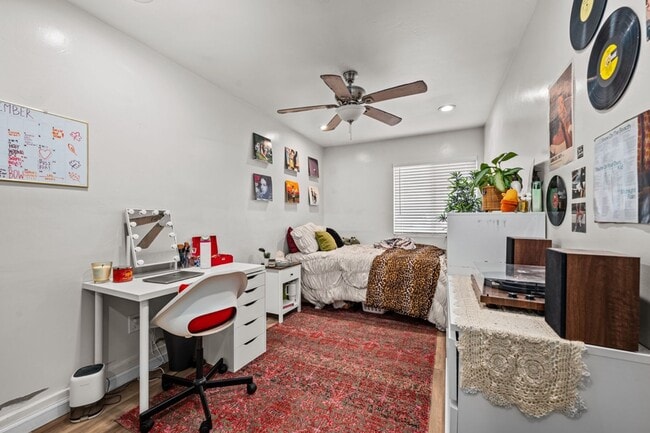 Building Photo - No back house!