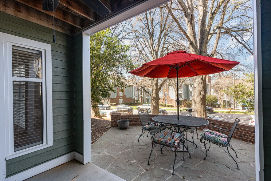 Building Photo - 1011 Nicholwood Dr
