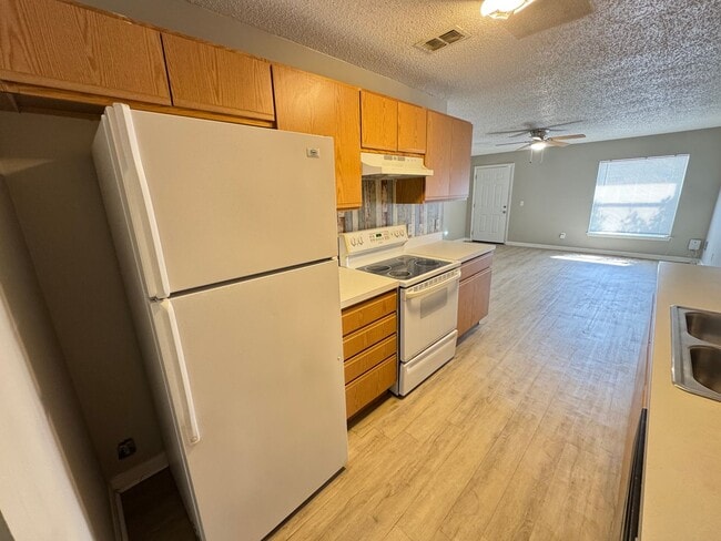 Building Photo - Beautiful 3/2 Duplex in St. Cloud