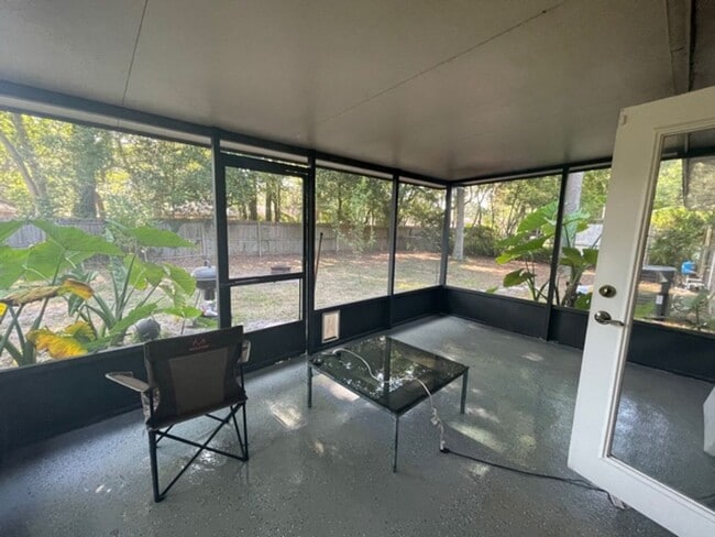 Building Photo - Spacious Living, Modern Updates & Fully Fenced Yard