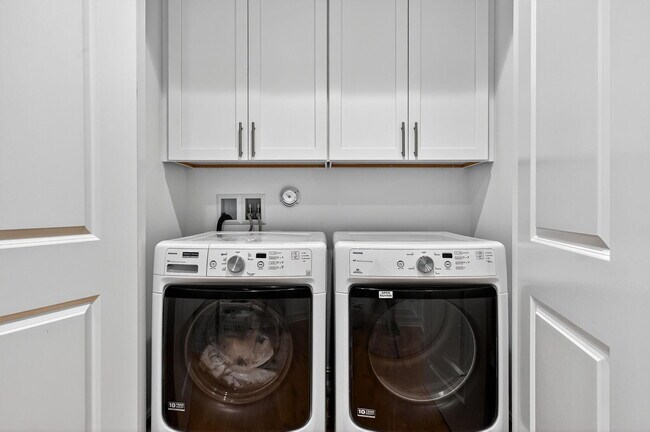 Building Photo - 121 Lily Ln