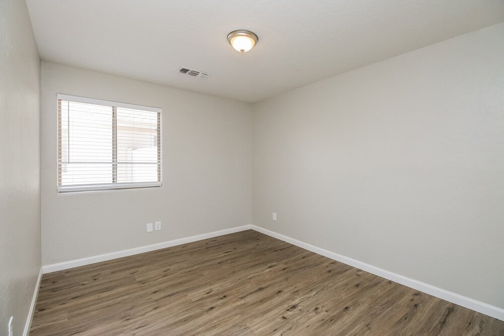 Building Photo - 748 W Dublin St