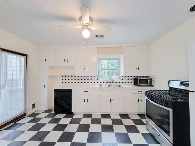 Building Photo - 2249 Branard St