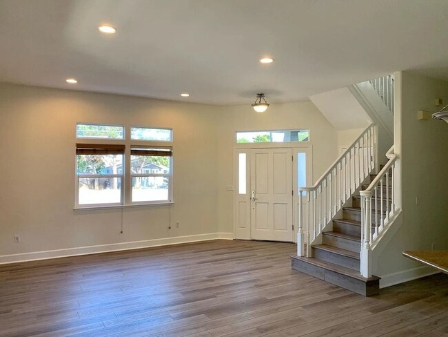 Building Photo - Beautiful 2 Level Home !!