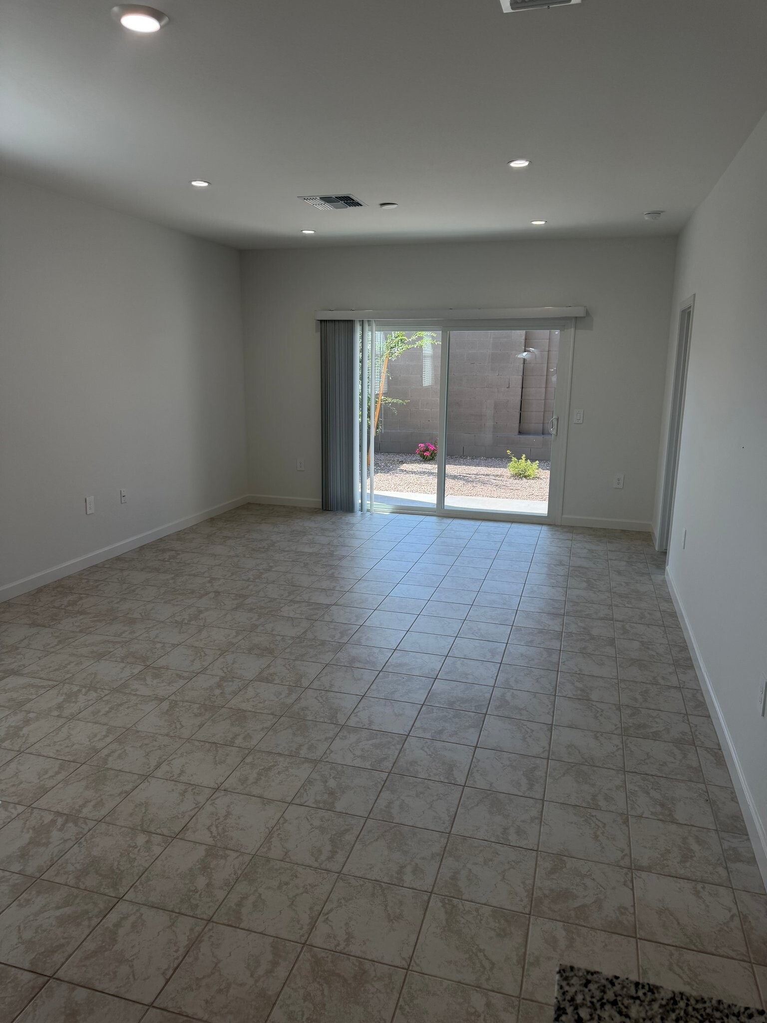 Building Photo - 2104 W Sylvan Ave