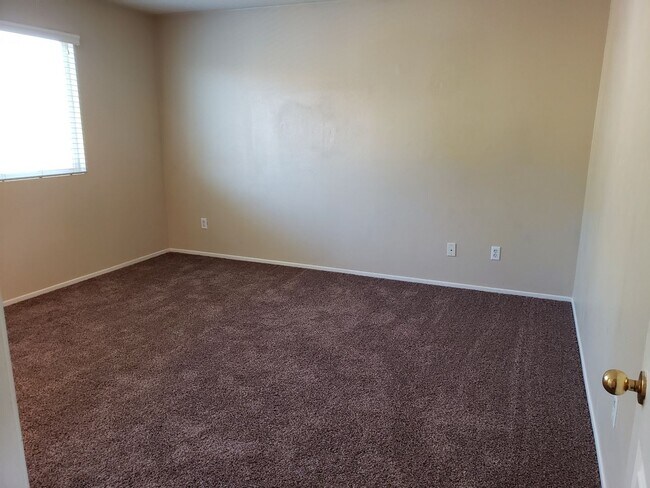 Building Photo - 4 Bedroom 2.75 Bathroom House