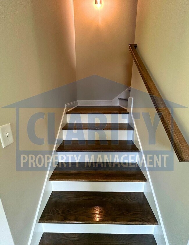 Building Photo - Spacious 4-bedroom home in prime Cleveland...