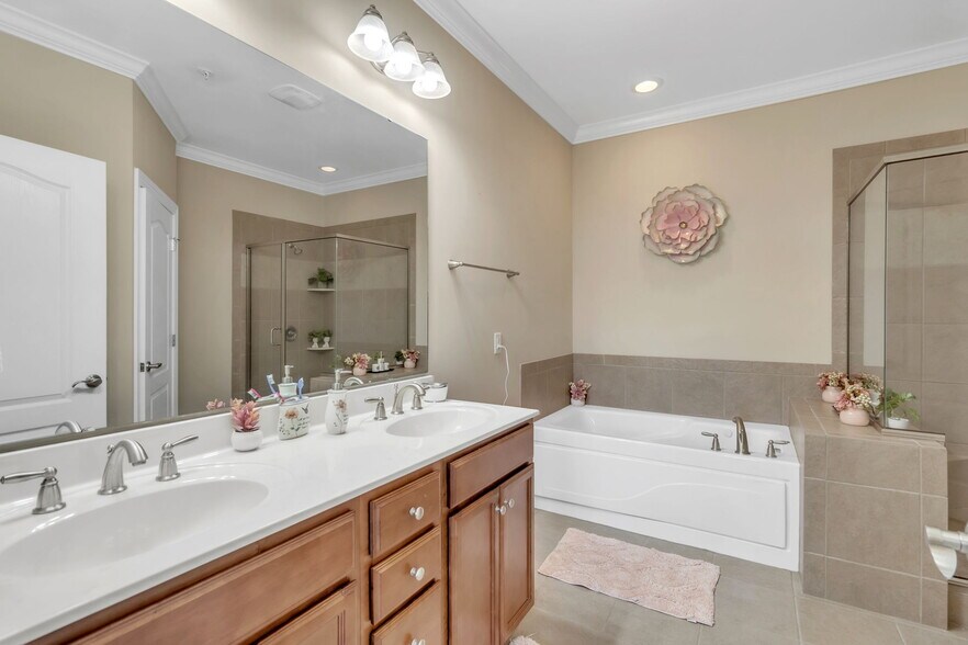 Building Photo - 124 Gallery Dr