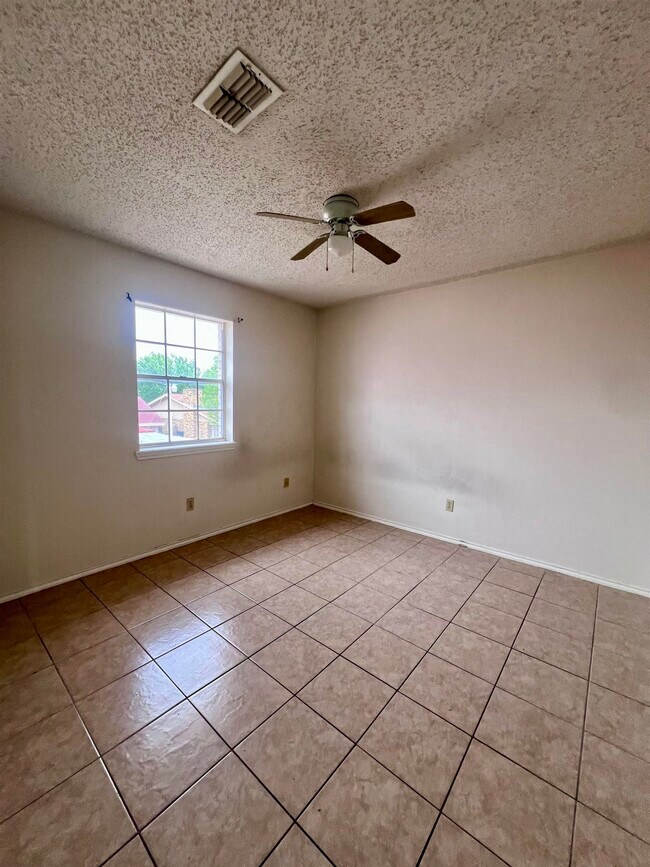 Building Photo - 216 E Cherry Ln