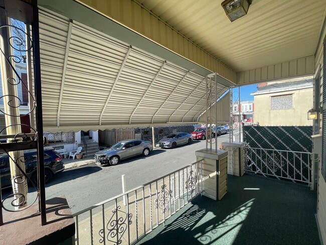 Building Photo - 1611 S Yewdall St