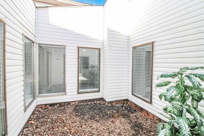 Building Photo - 8900 N Shannon Ave