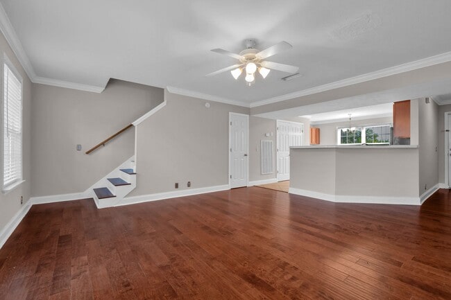 Building Photo - Donelson townhouse, 2 minutes from the lak...