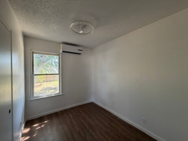 Building Photo - 1701 Islla Dr