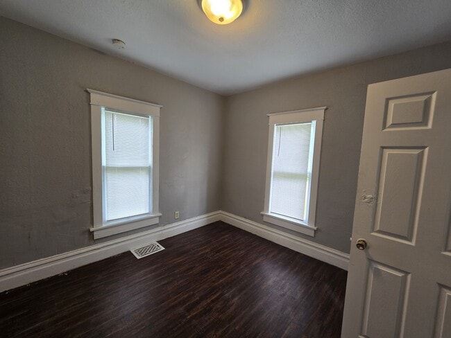 Building Photo - 833 Dawson St