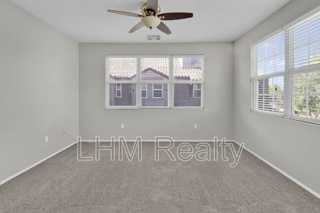 Building Photo - 2210 E Huntington Dr