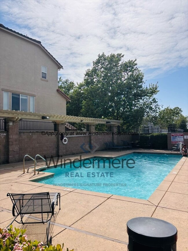 Building Photo - Stylish & Spacious 2 bedroom-/1 bath Condo in Astoria at Gateway Oaks!