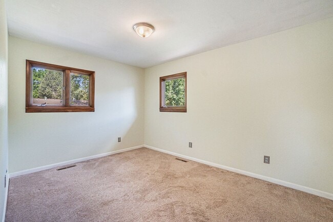 Building Photo - 5 Bedroom House on Large Lot in Scotch Pines