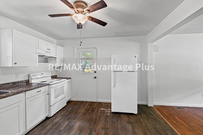 Building Photo - 4 Bedroom Home in Blackstone!