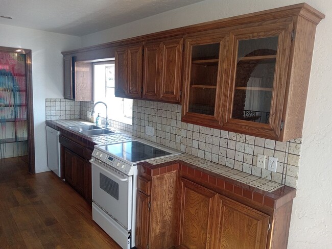 Building Photo - Fabulous 3 bedroom 2 bath tri-level home w...