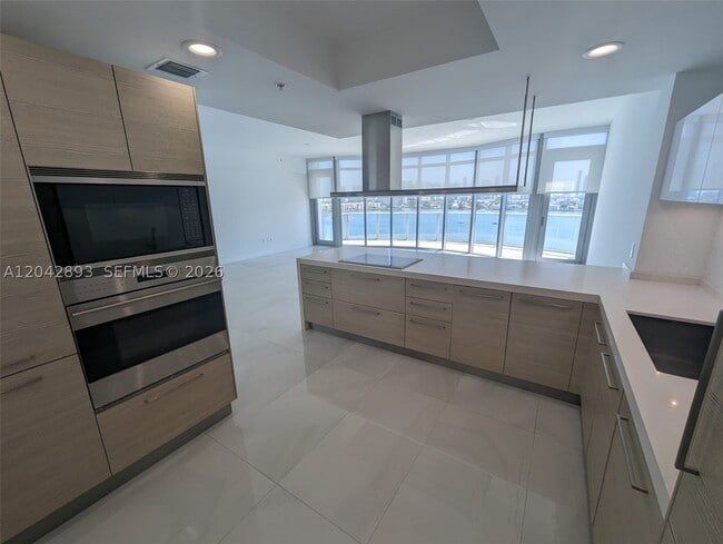 Building Photo - 17111 Biscayne 1011