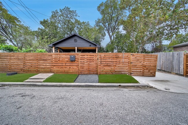 Building Photo - 1710 Shelby St