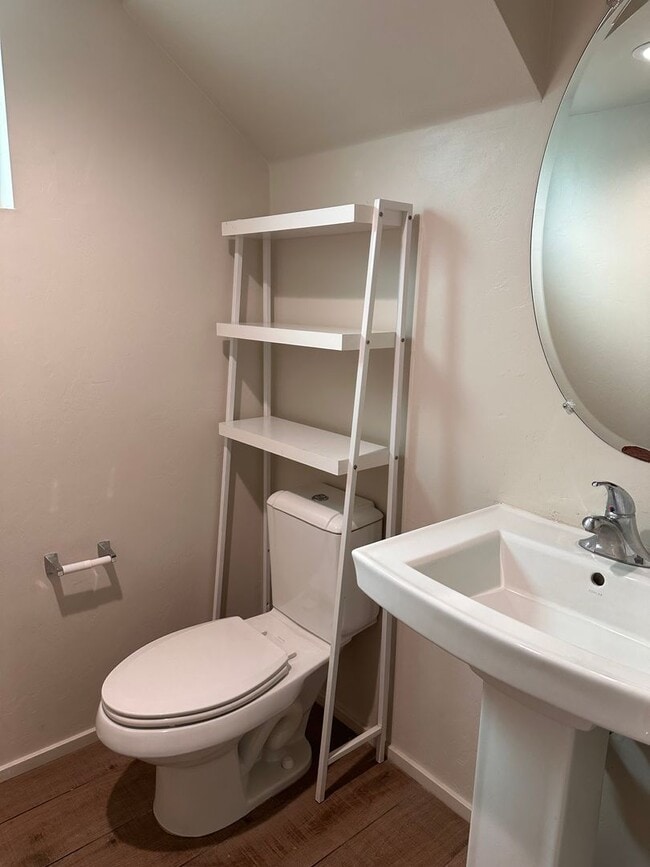 Building Photo - Modern Home - Hedrick Acres - 3 bed 2.5 Ba...