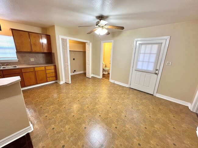 Building Photo - 502 Zennia St