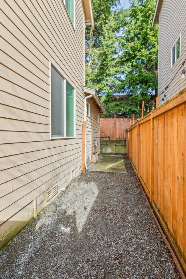 Building Photo - 3Bd/2.5Ba Lynwood Townhouse