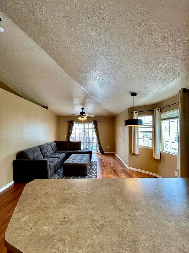 Building Photo - Bright 3-Bed, 2-Bath Condo with Mountain Views & Community Amenities