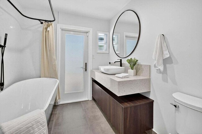 Building Photo - 714 SW 25th Ave