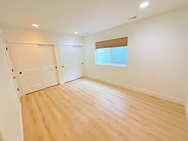 Building Photo - 5 Bedroom Home Available Near Baptist Rd &...