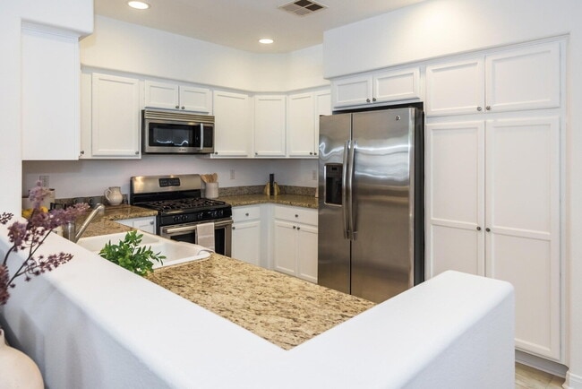 Building Photo - "Chic 1-Bed Retreat on Castillo: 870 Sq Ft...