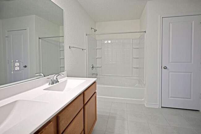 Building Photo - 512 Dakota Crk