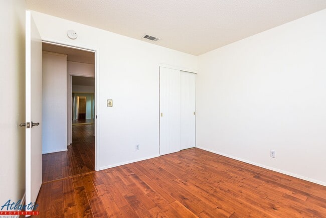 Building Photo - Beautiful Home | Attached ADU Suite | Desirable Location