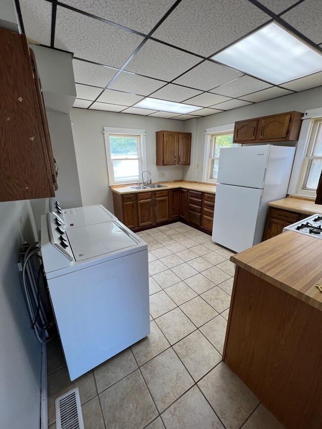 Building Photo - 3 Bedroom Available August 2025; $1,650 Mo...