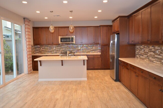Building Photo - 4BD+Loft/3Bathrooms, Sea Glass Blue Strand