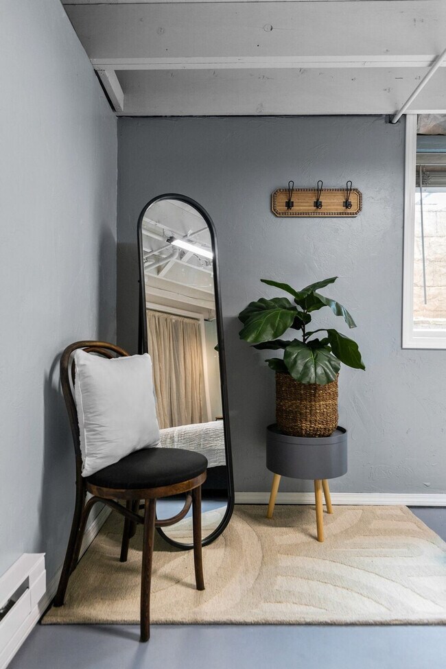 Building Photo - 733 W 4th St