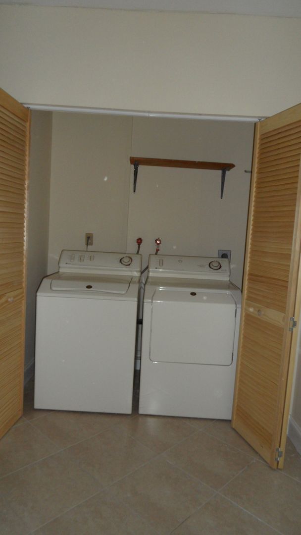 Building Photo - 3BED/2BATH house with Large fenced backyard and split floorplan!