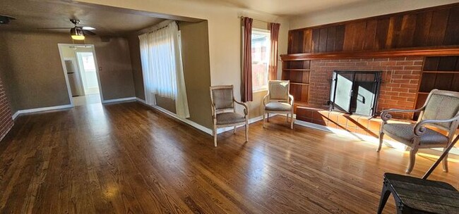 Building Photo - 3 Bedroom 1.5 Bath Old Southwest Reno Home...