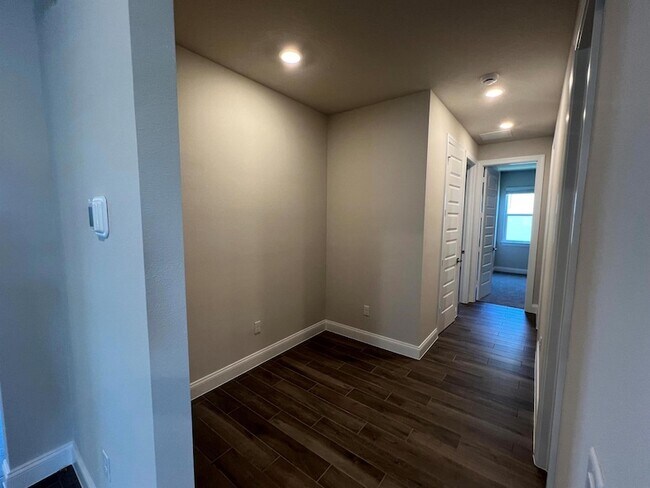 Building Photo - 6305 Cloverdale Ave