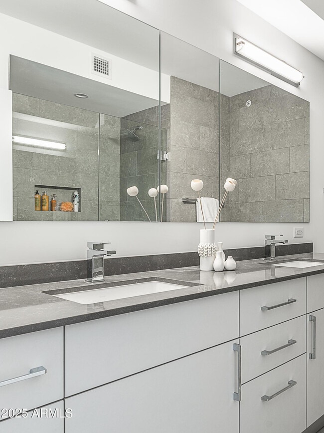 Building Photo - 7180 E Kierland Blvd