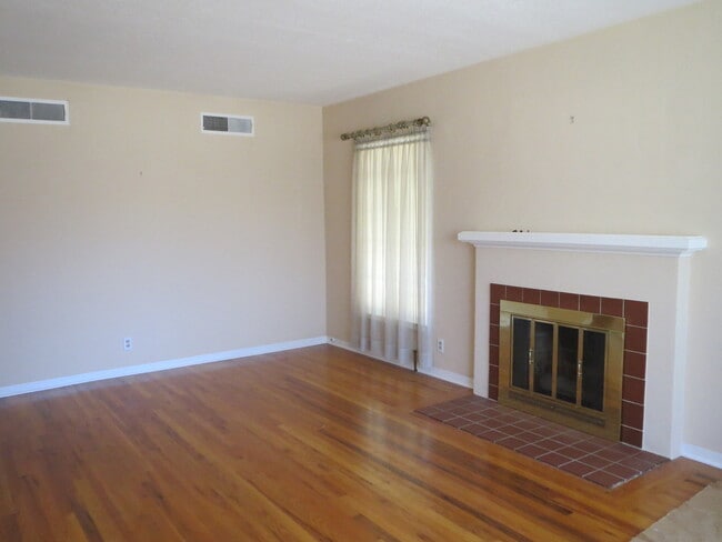 Building Photo - Cute Fresno High home, hardwood floors & more!