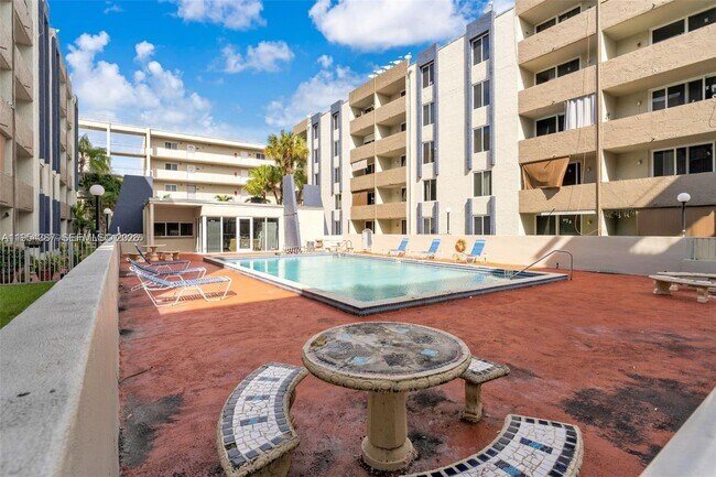 Building Photo - 10000 NW 80th Ct