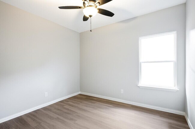 Building Photo - "Charming 3-Bedroom Denison Home with Gran...