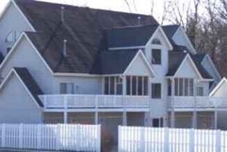 Building Photo - 2 Bedroom, 2 Bath by Mall Available Now!  $1,500 monthly