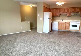 Building Photo - Spacious Top Floor One Bedroom w/ Open Flo...