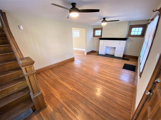 Building Photo - 3 Bedroom House - Grandview Area