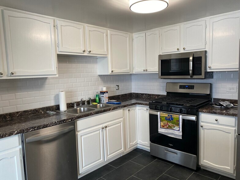 Building Photo - 5411 W Lawrence Ave