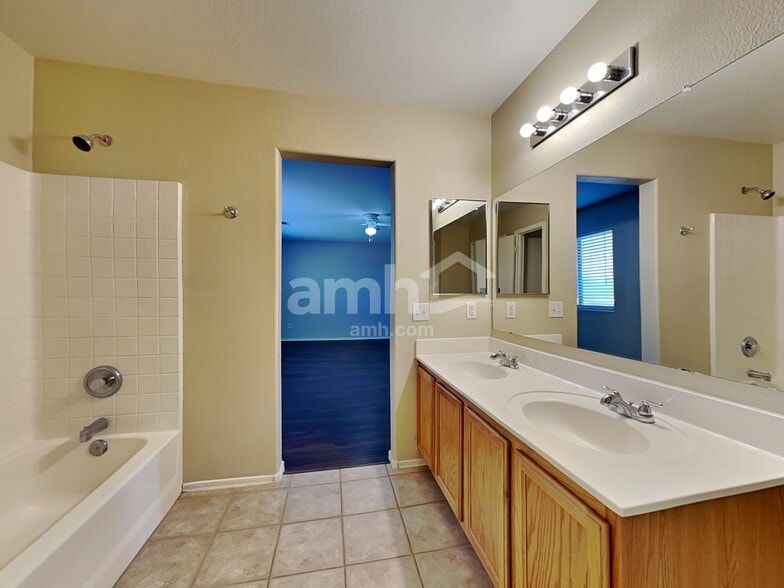 Building Photo - 1102 E Renegade Trl